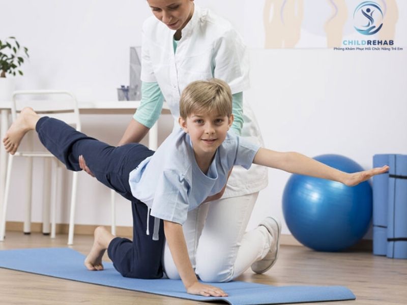 Tìm hiểu các hướng hỗ trợ và điều trị cong vẹo cột sống ở trẻ