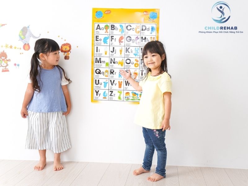 Gợi ý sách và đồ chơi hỗ trợ phát triển ngôn ngữ hiệu quả cho trẻ nhỏ.