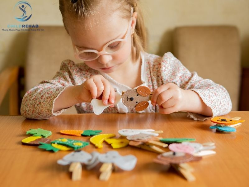 Gợi ý đồ chơi giúp trẻ cải thiện kỹ năng cầm nắm và phối hợp tay mắt.