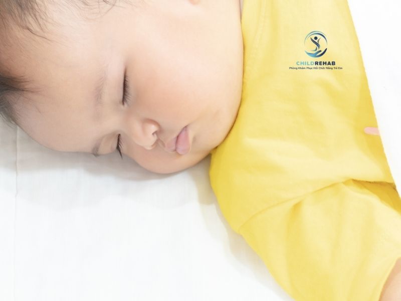 Giấc ngủ có liên quan như thế nào đến khả năng tiếp nhận, ghi nhớ và phát triển ngôn ngữ ở trẻ.