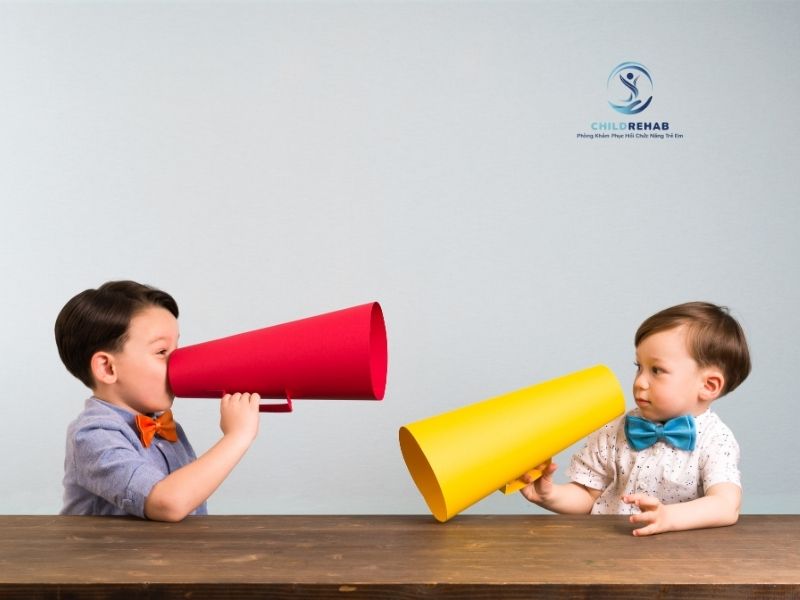 Kỹ năng giao tiếp xã hội và phát triển ngôn ngữ có liên quan với nhau như thế nào ở trẻ nhỏ.