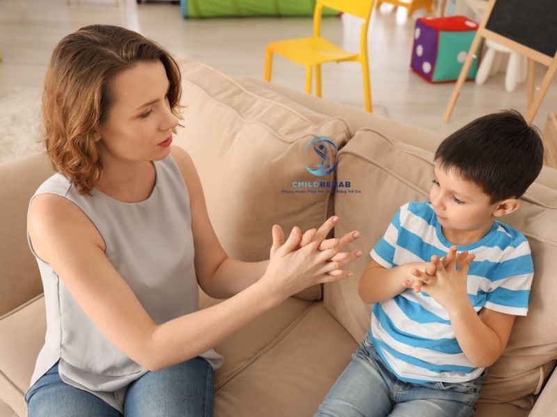 Sự phối hợp giữa giáo viên và phụ huynh giúp trẻ hòa nhập tốt hơn ra sao?