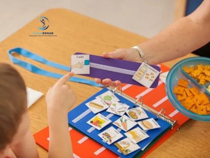 Giải đáp các quan niệm sai như PECS khiến trẻ lười nói.