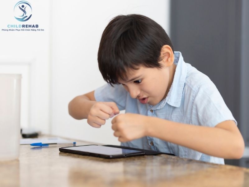 Hỗ trợ trẻ ADHD kiểm soát hành vi, tăng khả năng tập trung và tự điều chỉnh.