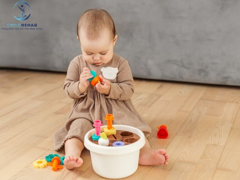 Hoạt động trị liệu giúp trẻ chậm phát triển cải thiện vận động tinh và kỹ năng tự lập.