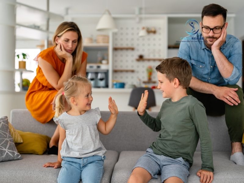 Việc chỉ tập trung sửa lỗi có thể khiến cha mẹ bỏ quên những điều quan trọng khác trong mối quan hệ với con.