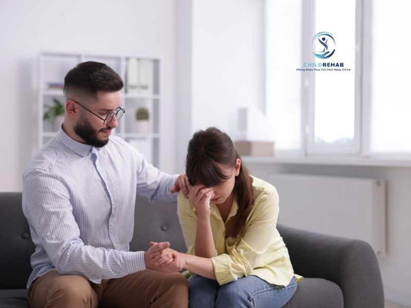 Có những giai đoạn cha mẹ luôn trong trạng thái căng thẳng kéo dài vì lo lắng cho con mà không nhận ra.