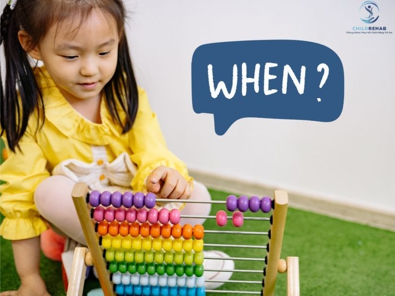 Những thời điểm phụ huynh nên đưa trẻ đi đánh giá lại phát triển.