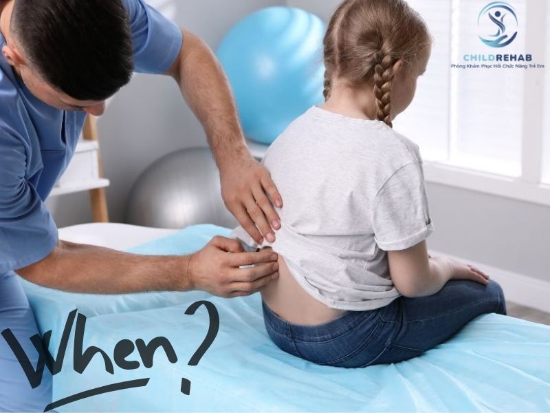 Khi nào trẻ có dấu hiệu cong vẹo cột sống cần được đánh giá chuyên môn?