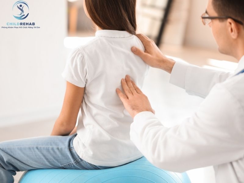 Khi nào trẻ bị gù lưng cần được đánh giá chuyên môn?