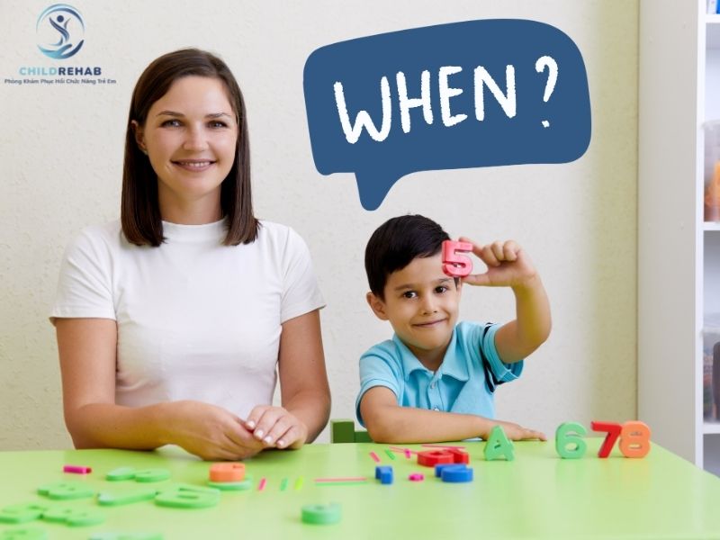 Những dấu hiệu phụ huynh nên đưa trẻ đi đánh giá ngôn ngữ trị liệu càng sớm càng tốt.