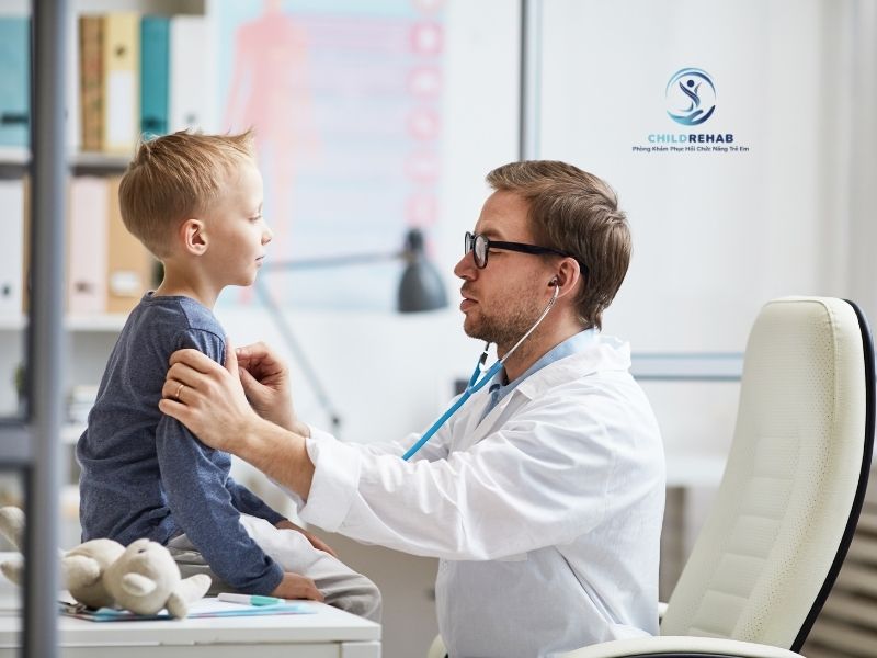 Những dấu hiệu phụ huynh không nên trì hoãn việc đưa trẻ đi đánh giá và trị liệu vận động.