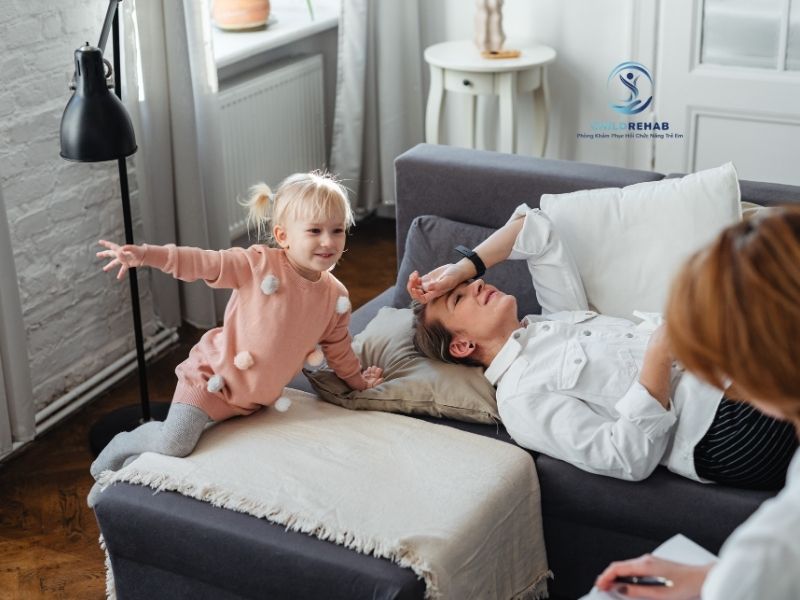 Có những thời điểm cha mẹ không nên tự xoay xở một mình mà cần tìm sự hỗ trợ phù hợp.