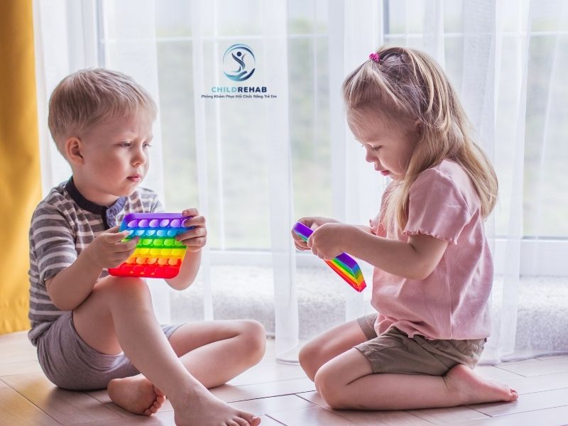 Trẻ thường bắt đầu biết chơi cùng bạn từ khi nào và cha mẹ nên kỳ vọng điều gì ở từng giai đoạn.