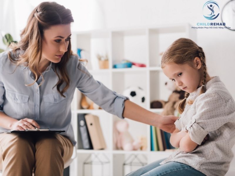 Khi nào trẻ cần được đánh giá tự kỷ sớm?