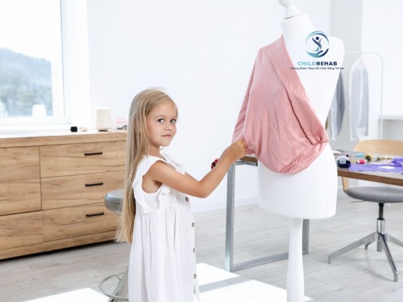 Trẻ thường có thể tự mặc quần áo từ khi nào và cha mẹ nên hỗ trợ như thế nào cho phù hợp.