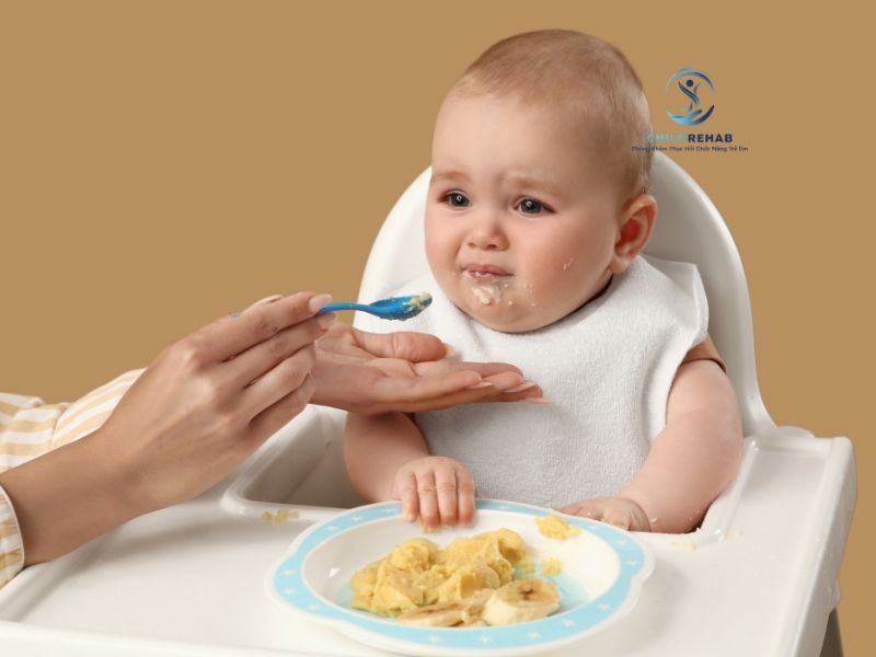 Trẻ thường có thể bắt đầu tự xúc ăn từ khi nào và cha mẹ nên hướng dẫn ra sao cho phù hợp.