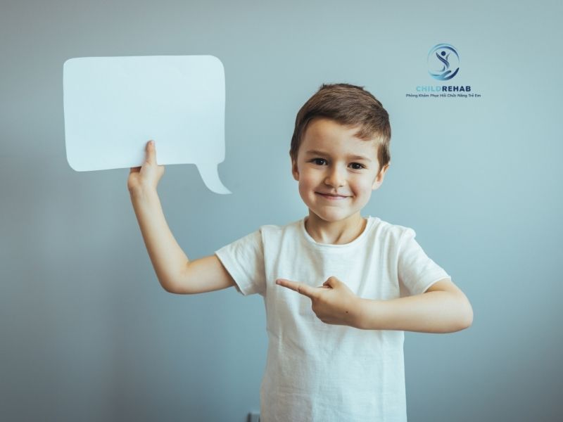 Khi trẻ chậm tương tác, cha mẹ có nên tiếp tục chờ hay nên quan sát và hỗ trợ sớm hơn.