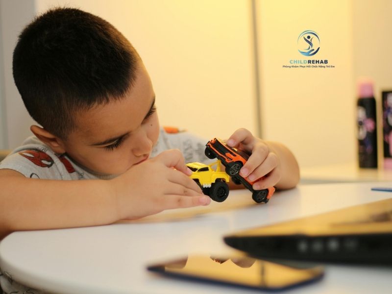 Khi trẻ có vẻ ít quan tâm đến người xung quanh, cha mẹ nên hiểu điều đó như thế nào.