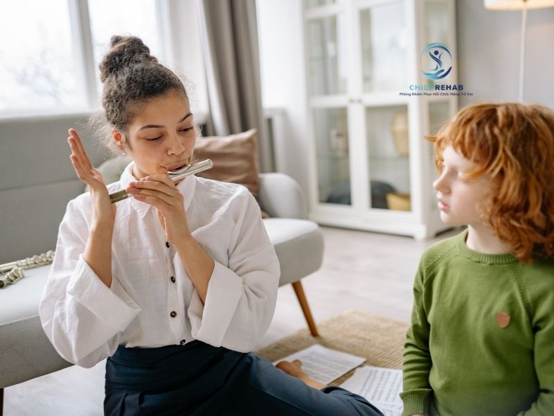 Khi trẻ ít giao tiếp xã hội kéo dài, việc đánh giá phát triển có thể giúp cha mẹ hiểu rõ hơn điều gì.