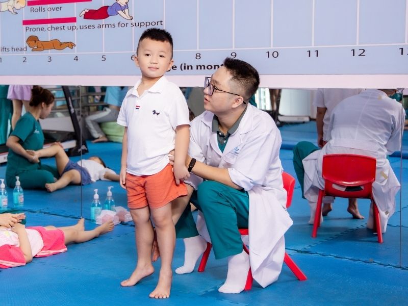 Những khoảnh khắc tiến bộ, tương tác và cảm xúc của trẻ trong quá trình can thiệp – hành trình thay đổi mà phụ huynh có thể cảm nhận rõ.