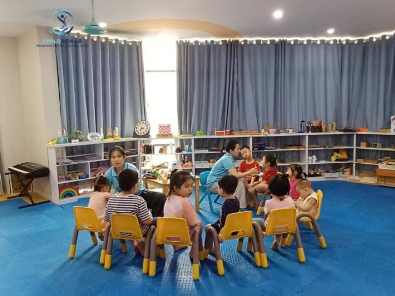 Không gian can thiệp tại ChildRehab Láng Hà Nội được thiết kế phù hợp cho trẻ, hỗ trợ vận động, ngôn ngữ và tương tác trong môi trường an toàn.