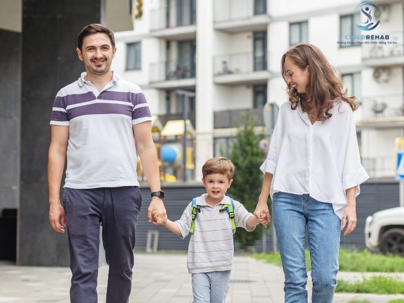 Một số cách xử lý sai có thể khiến việc hỗ trợ trẻ đi bằng mũi chân kém hiệu quả hơn.