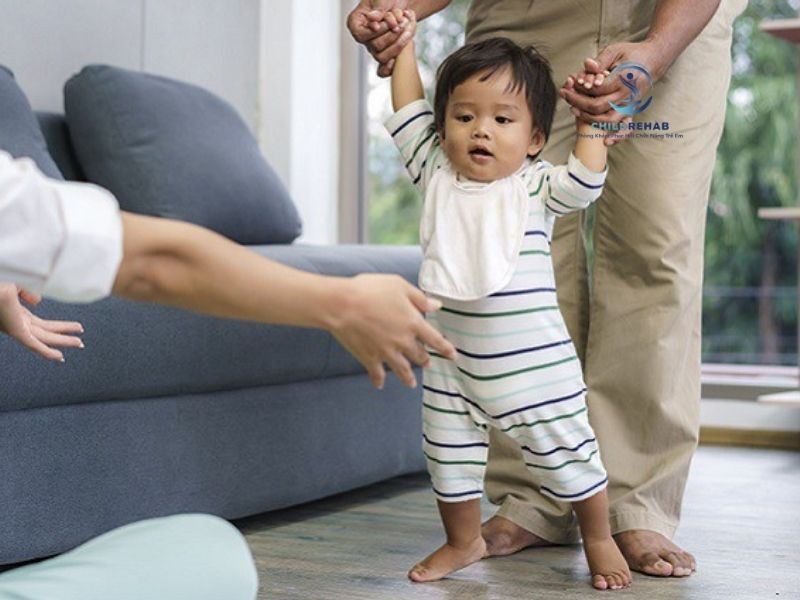 Tìm hiểu cách chuyên gia đánh giá chân chữ X ở trẻ để phụ huynh chuẩn bị tâm lý và theo dõi vấn đề đúng hơn.