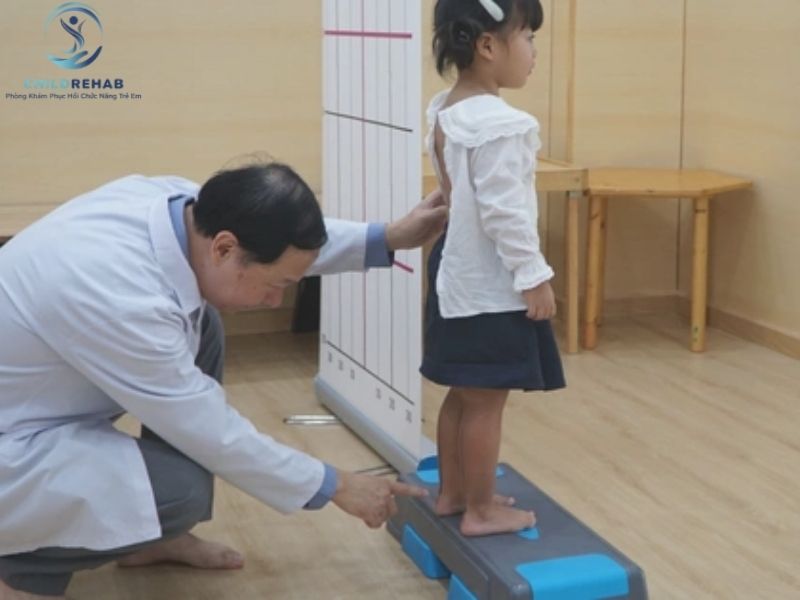 Trẻ bị cong vẹo cột sống sẽ được kiểm tra ra sao? 