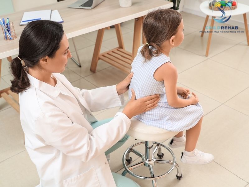 Trẻ bị sai tư thế sẽ được kiểm tra ra sao?