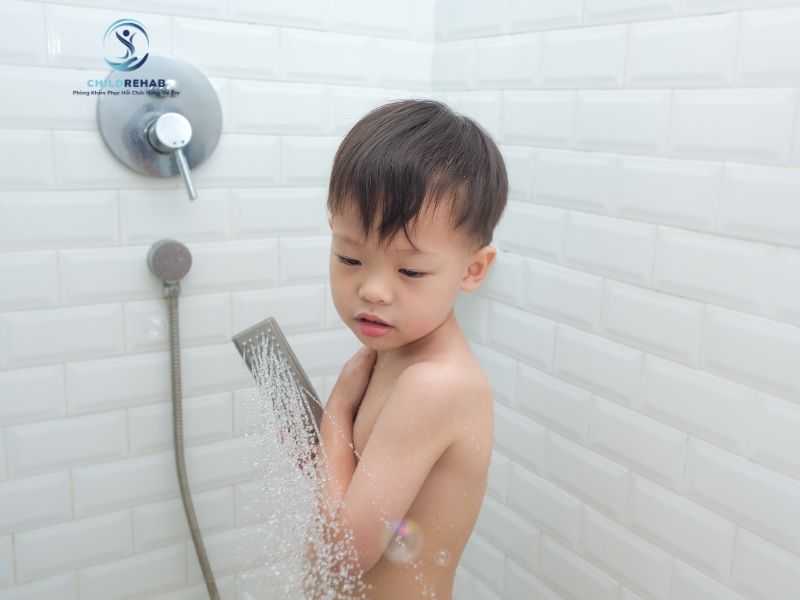 Trẻ cần học cách tự chăm sóc bản thân và tham gia sinh hoạt hàng ngày