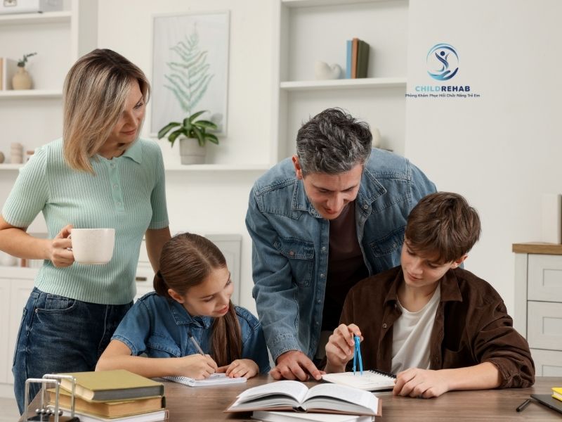  Làm sao để cha mẹ vẫn đồng hành sát sao với con mà không vô tình khiến trẻ ngày càng phụ thuộc hơn.