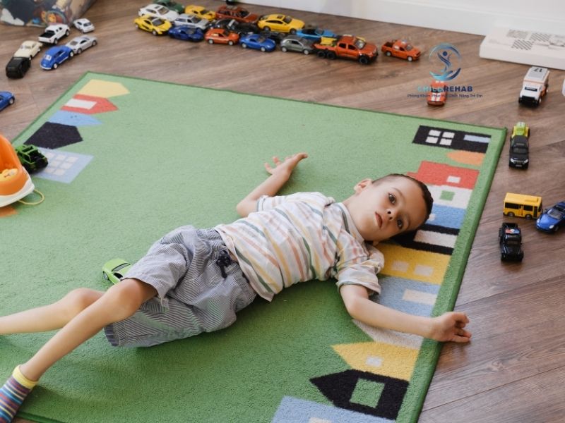 Đồng hành với trẻ đặc biệt không chỉ diễn ra trong giờ học hay giờ tập, mà còn ở mọi hoạt động thường ngày.