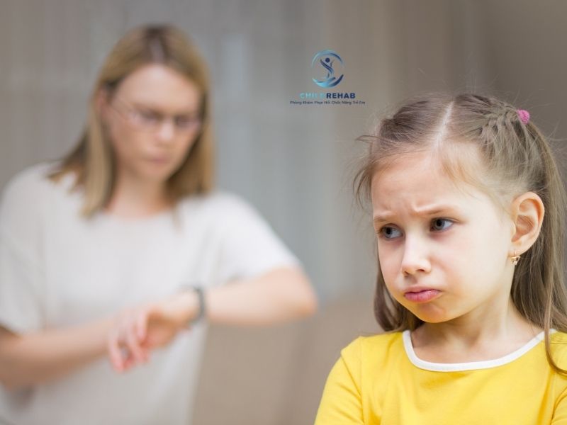 Cha mẹ có thể giúp trẻ hợp tác hơn mà không cần quát mắng hay tạo áp lực quá mức.