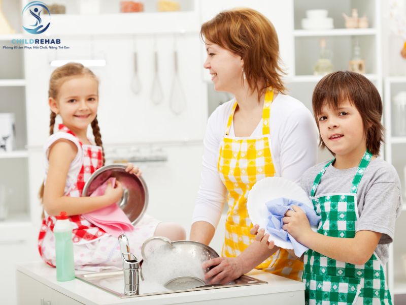 Đồng hành với trẻ đặc biệt không chỉ diễn ra trong giờ học hay giờ tập, mà còn ở mọi hoạt động thường ngày.