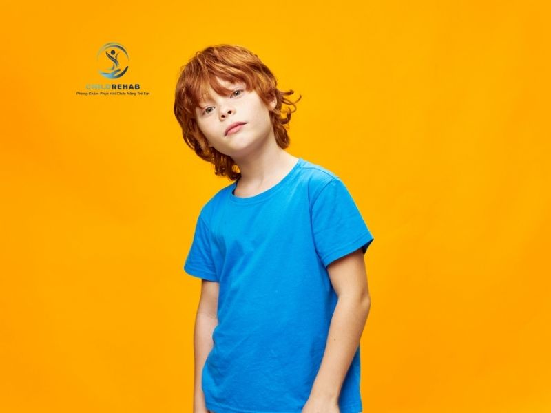 Lệch đầu hoặc nghiêng mặt ở trẻ có thể là hệ quả của vẹo cổ nếu không được phát hiện sớm.