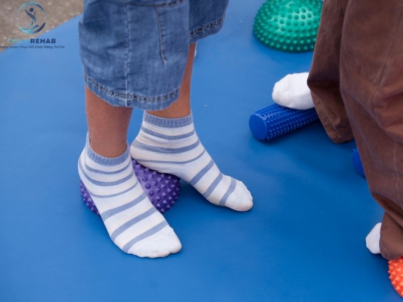 Lệch trục chi dưới ở trẻ có phải là dị tật hay chỉ là thay đổi sinh lý theo độ tuổi?