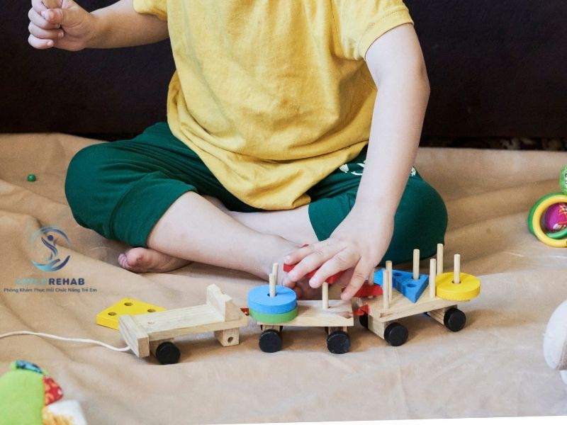 Trẻ 3 tuổi bị lệch trục chân có cần can thiệp không?