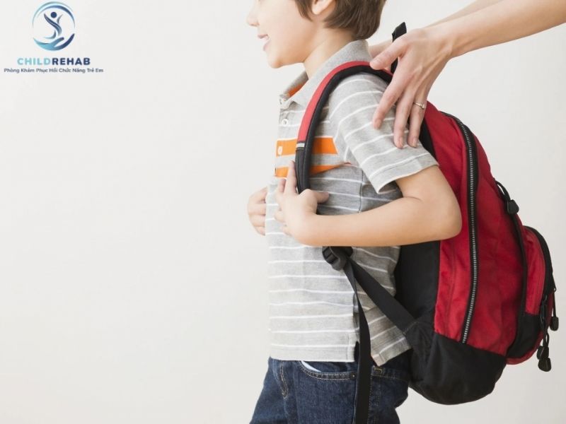 Cặp sách nặng có thực sự là nguyên nhân khiến trẻ bị cong vẹo cột sống hay không?