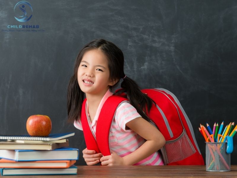 Cặp sách nặng có thực sự là nguyên nhân khiến trẻ bị gù lưng hay không?