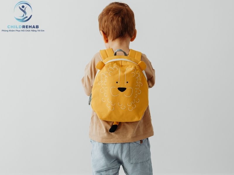 Cặp sách nặng có ảnh hưởng gì đến vai, lưng và tư thế của trẻ?