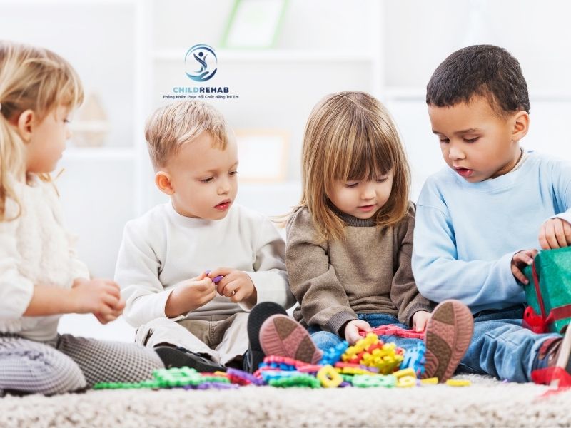 Bảng mốc phát triển vận động giúp phụ huynh dễ theo dõi và so sánh tiến trình của trẻ.