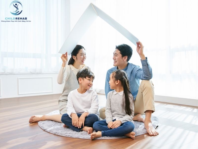 Gia đình đóng vai trò quan trọng trong phát triển giao tiếp và hòa nhập của trẻ. Những yếu tố cần lưu ý.