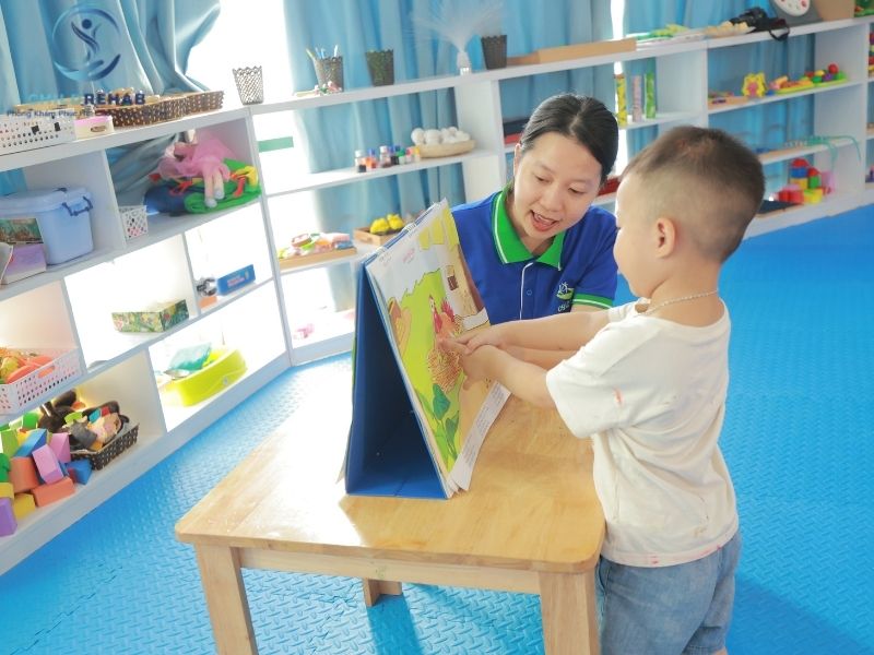 Quy trình thực tế trong một buổi can thiệp giúp phụ huynh hiểu rõ trước khi đăng ký.