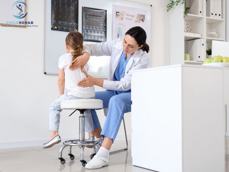 Nếu nghi ngờ trẻ bị gù lưng, phụ huynh nên theo dõi gì, tránh làm gì và khi nào nên đưa trẻ đi đánh giá?