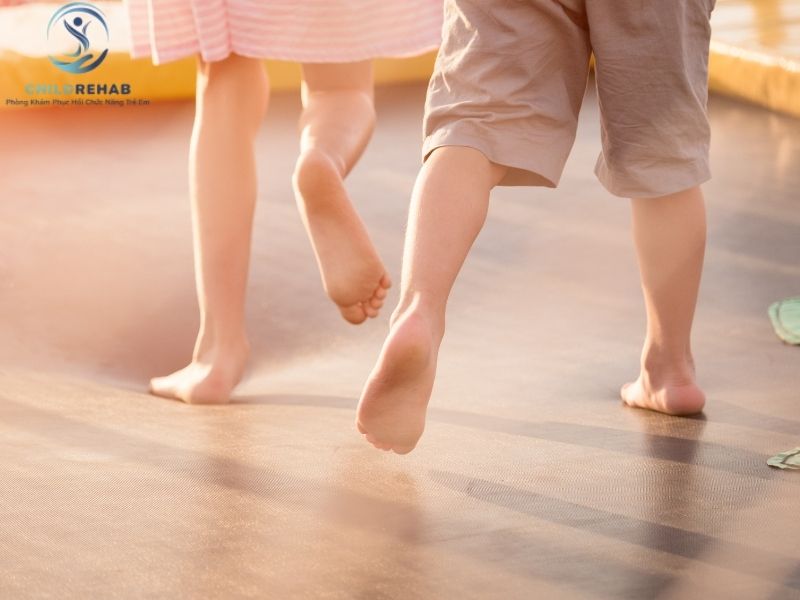 Nếu nghi ngờ trẻ bị lệch trục chân, phụ huynh nên theo dõi gì, tránh làm gì và khi nào nên đưa trẻ đi đánh giá?