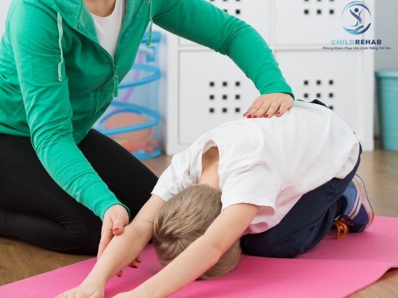 Nếu nghi ngờ trẻ bị sai tư thế, phụ huynh nên theo dõi gì, tránh làm gì và khi nào nên đưa trẻ đi đánh giá?