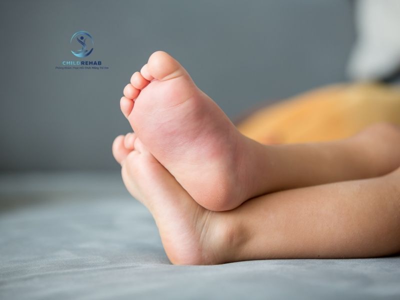 Tư thế ngồi của trẻ có ảnh hưởng đến trục chân hay không.