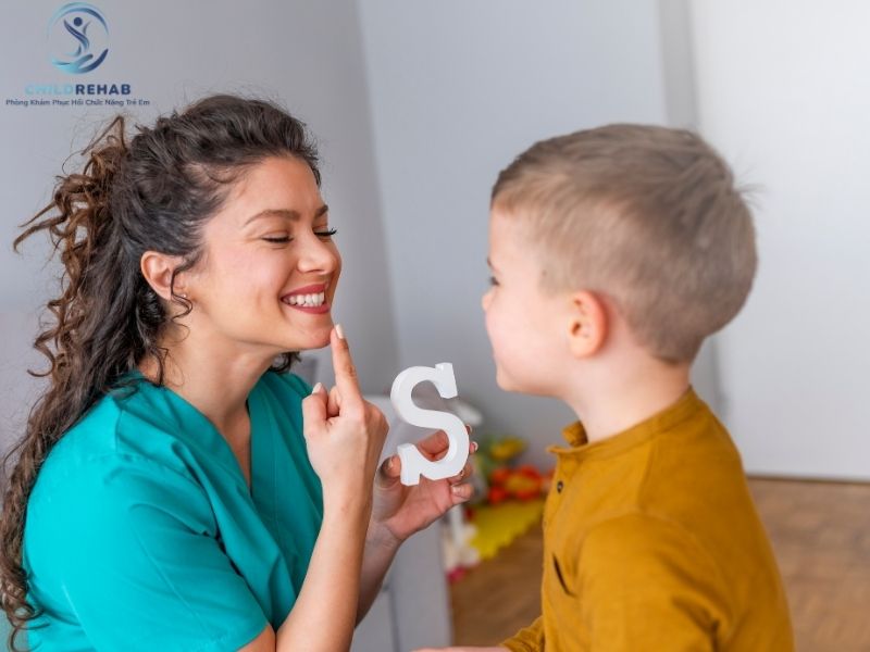 Hỗ trợ trẻ sửa lỗi phát âm và cải thiện sự rõ ràng khi giao tiếp.