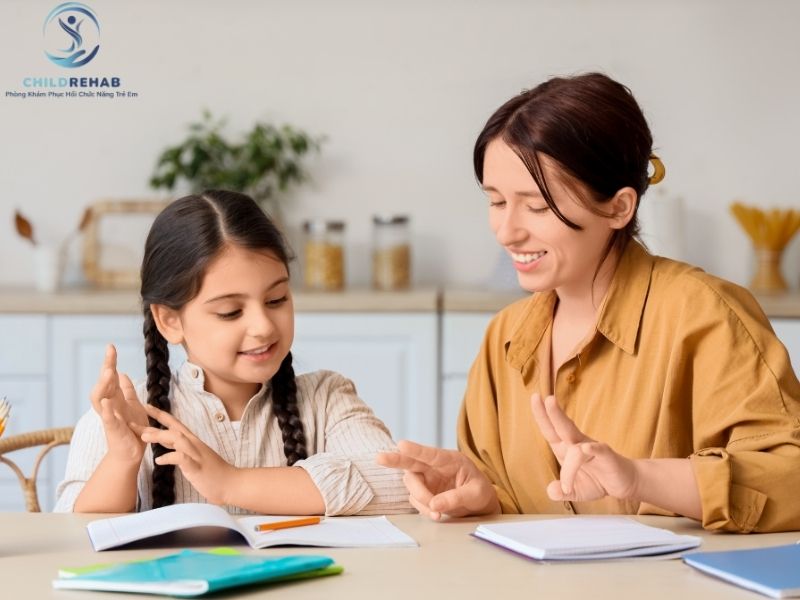 Phát hiện sớm rối loạn ngôn ngữ giúp tăng hiệu quả can thiệp cho trẻ.